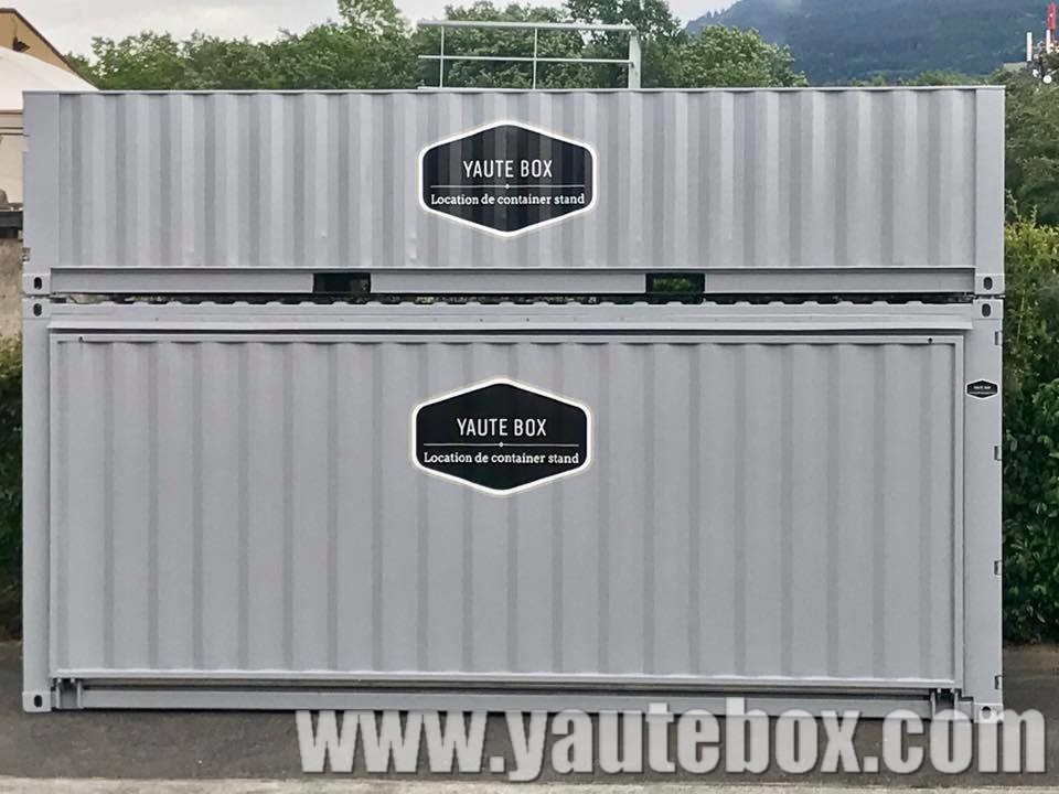 container stand gris clair vue sur la face ouvrante et avec une terrasse sur le toit