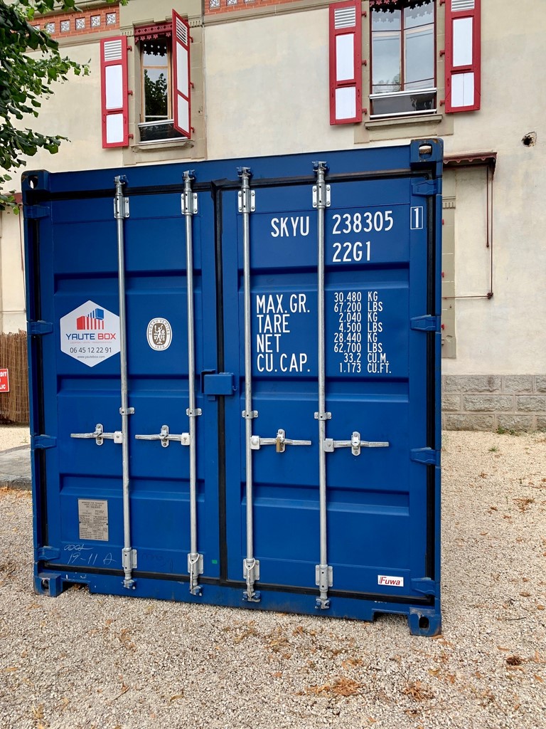 Container bleu premier voyage taille 20" vue porte yaute box