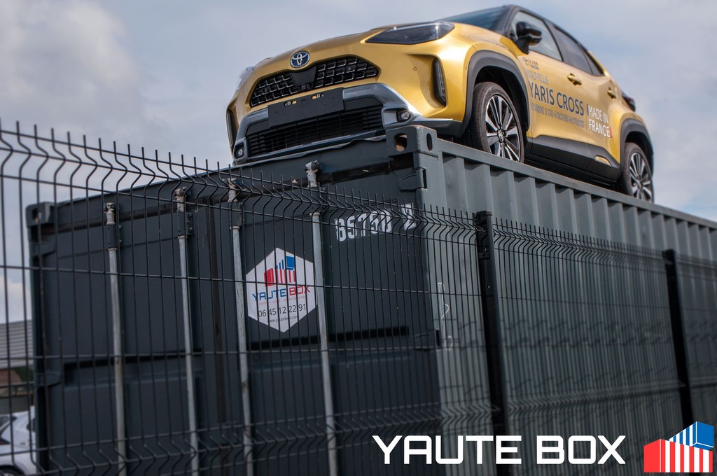 container gris anthracite evenementiel avec une yaris cross sur le toit