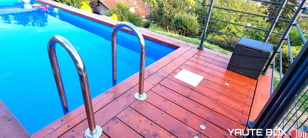 piscine container vue sur l'echelle inox et le bassin bleu