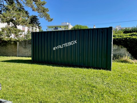 container dans un parc sur pelouse verte 