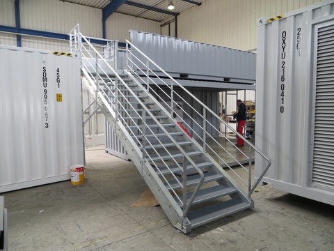 stand evnementiel en cours de fabrication vue sur escalier et container