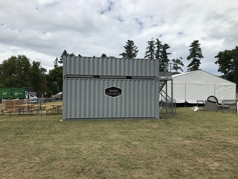 container stand yaute box à tougue beach festival fermé et sécurisé avant l'accueil du public