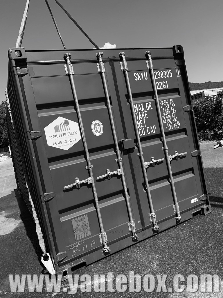 container en noir et blanc vue sur les portes