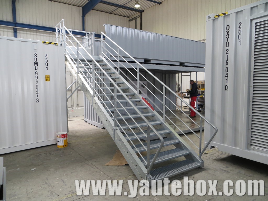 stand evnementiel en cours de fabrication vue sur escalier et container