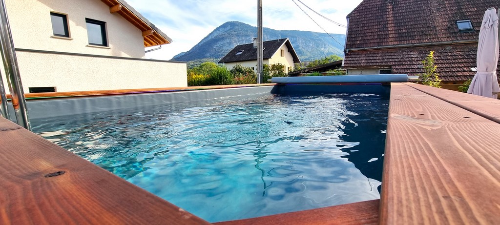 Piscine container némo de yaute box vue bassin sur margelle bois et eclairage led