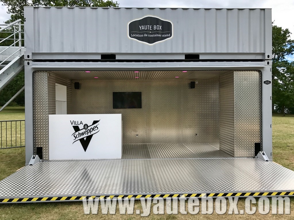 container stand ouver avec eclairage led rose fushia equipé d'un ecran de la sonorisation et d'un bar