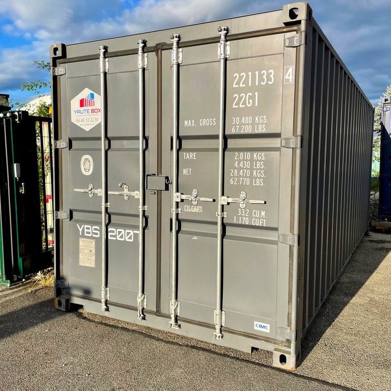 Container 20 pieds vue sur porte
