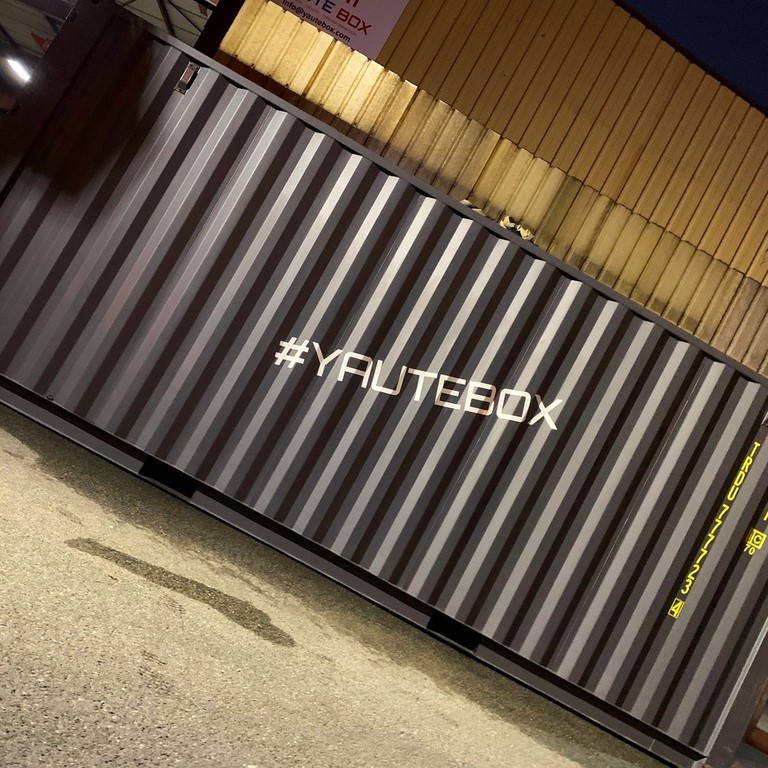 container 20 pieds à la location gris anthracite vue sur une grande face