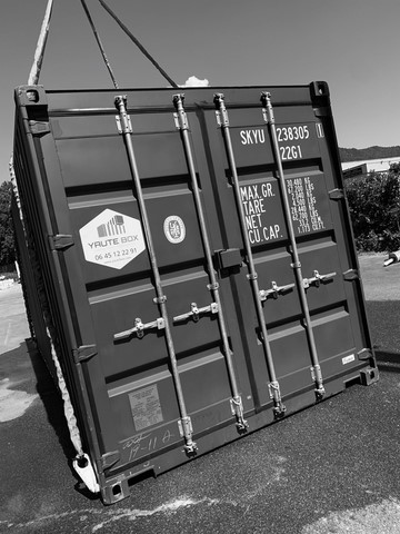 container en noir et blanc vue sur les portes