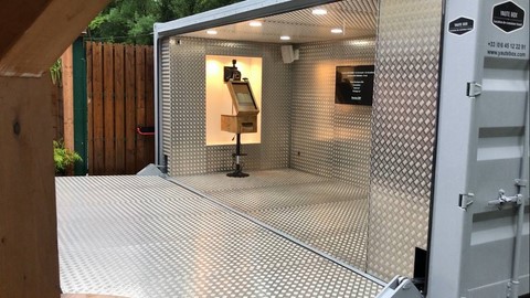 container stand evenemntiel ouvert facede sol et mur alu strié avec eclairage blanc chaud