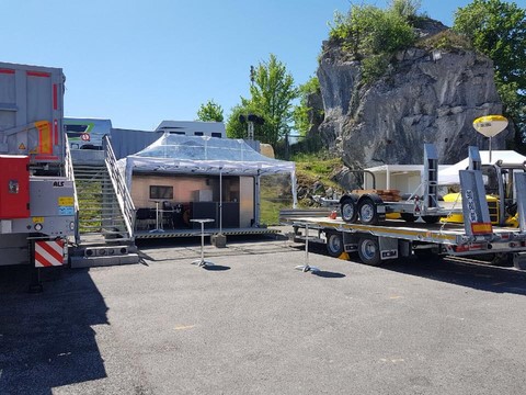 stand evenementiel sur la foire de la roche sur foron pour als vue sur espace ouvert en exterieur et remorque camion