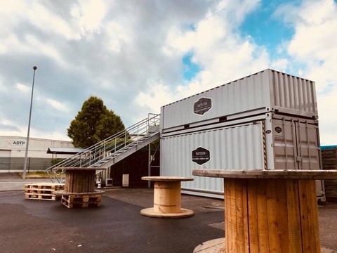 container stand avec terrasse et escalier fermé