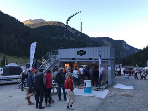 container stand avec terrasse au trial 4x4 de chatel avec 50 personnes en train de discuter