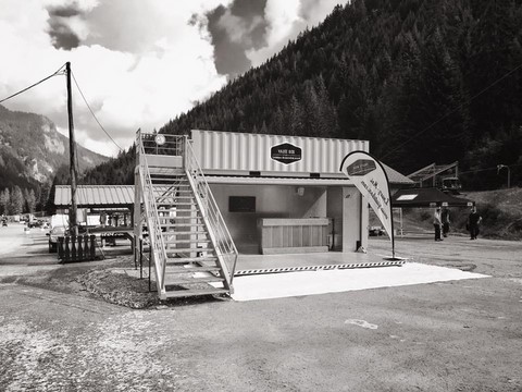 container stand au trial camion en noir et blanc vue avant l'arrive du public
