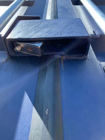 container vue sur cadenas des deux portes