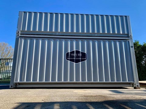 container stand avec terrasse fermé vue depuis le bas
