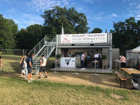 container stand evenementiel en configuration bar avec escalier et terrasse