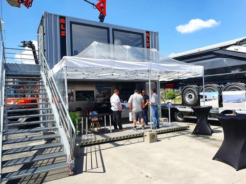 container stand evenementiel pour ALS sur la foire de la roche sur foron  avec un etage container gris clair et ouvrant sur la facade complete