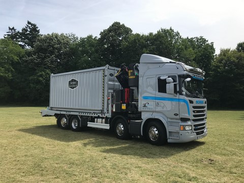 camion et container stand à tougue festival sur la pelouse en train de preparer l'installation