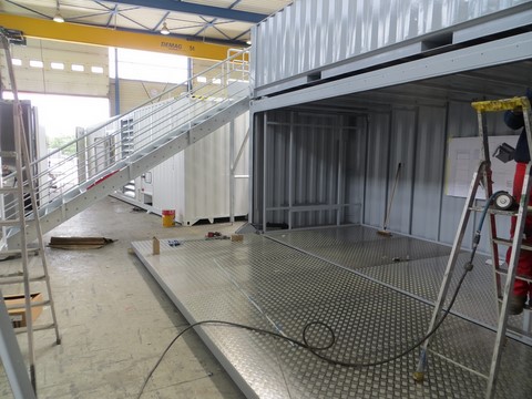 container stand en cours de fabrication vue sur le plancher alu strié