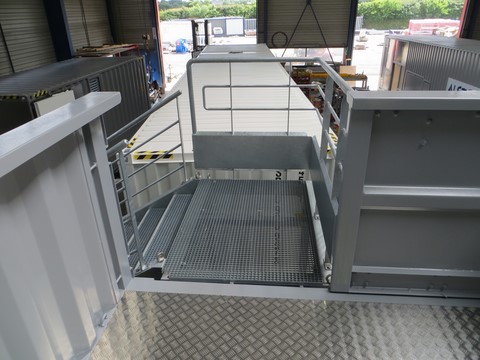container terrasse vue sur escalier ERP en caillebotis galvanisé
