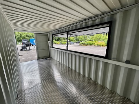 container snack vue intérieur vue sur les ouvrants et sol en tole alu strié