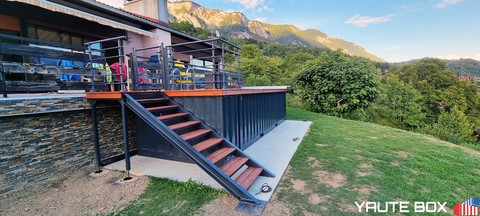 container piscine vue sur un escalier permettant l'accés à la piscine et la terrasse plus haut