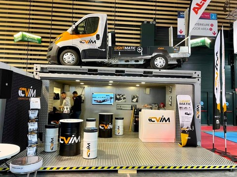container stand pour cvim carrosserie facde ouverte avec sur le toit du container une camoinette de demonstration