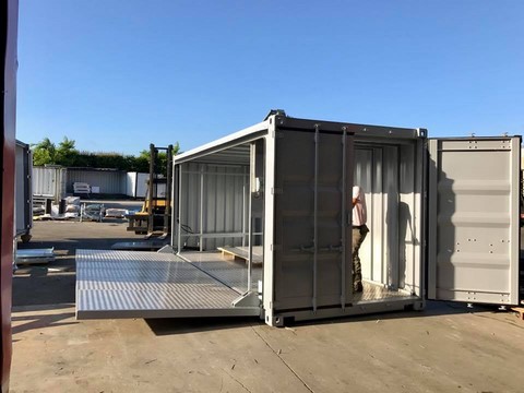 vue sur container stand en cours de fabrication sur la porte face avant