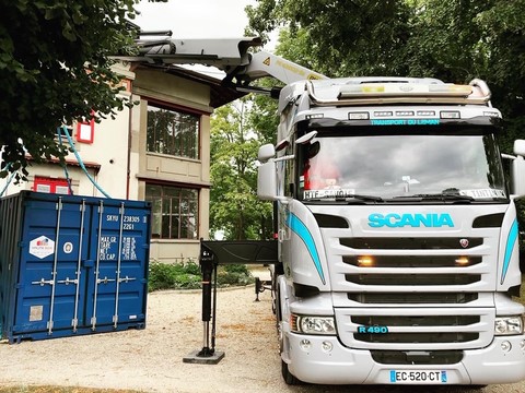 levage par camion d'un container 20 pieds de location