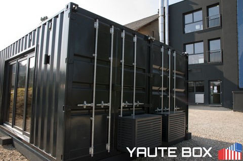 container ecole assemblé vue exterieur coté pompe à chaleur caché par grille de décoration de la meme couleur que les containers gris anthracite