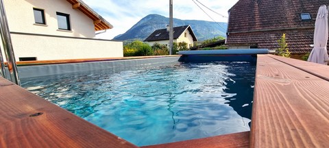 Piscine container némo de yaute box vue bassin sur margelle bois et eclairage led