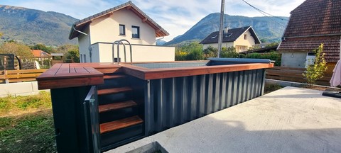 piscine container nemo de yaute box vue sur la totalité du container gris anthracite et bois autour pour margelle avec accès par escalier