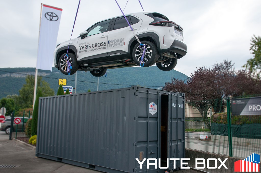 levage voiture en cours à 1 metre de touché le toit du container