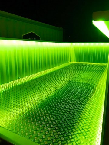 container terrasse de nuit avec eclairage vert sur le sol en alu strié