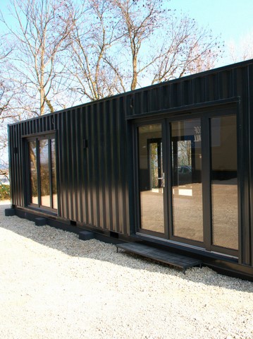 2 containers assemblés pour une ecole et bureau de couleur gris anthracite avec deux baie vitrées