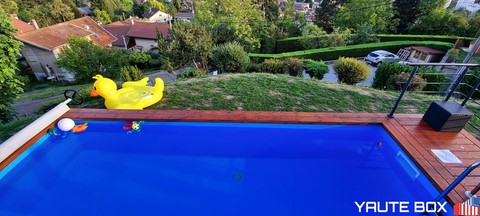 vue piscine container en largeur bassin bleu terrasse bois dans jardin boué pour enfant jaune