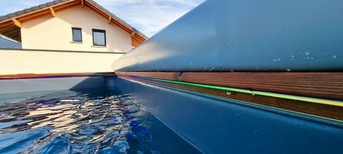 piscine container vue sur eclairage led de couleur et pvc armé gris foncé