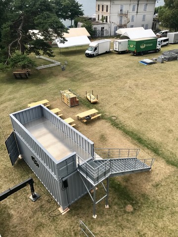 container stand avec terrasse et escalier sur pelouse vue depuis un drone en hauteur
